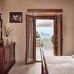 Balcony - Private Pool, Large Groups & Sea View, By Zantewize Lithakiá